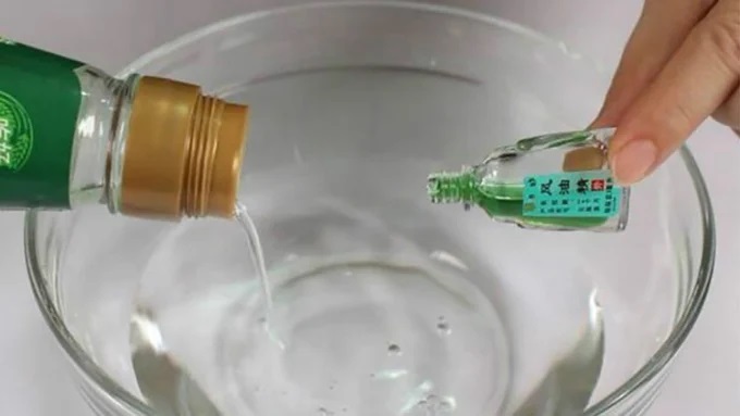Hướng dẫn cách đuổi muỗi trong phòng bằng dầu gió đơn giản 2 dầu gió kết hợp với giấm để đuổi muỗi