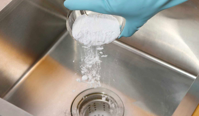 Rắc trực tiếp vôi để diệt giòi