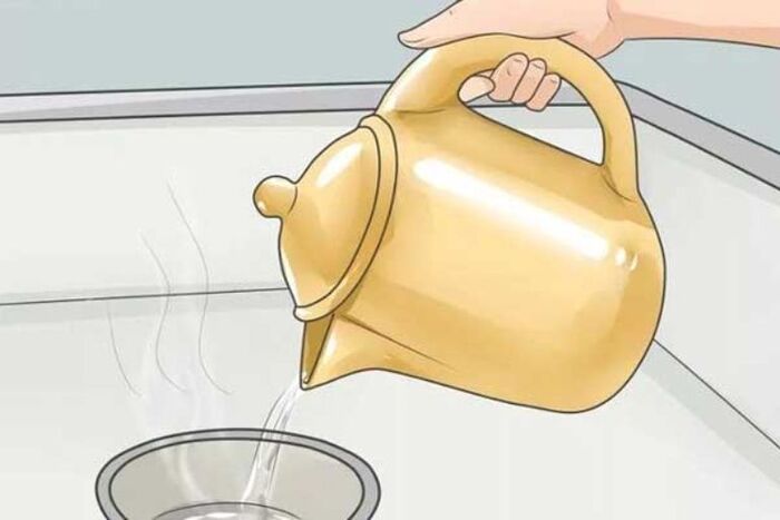 Dùng nước sôi là cách diệt giòi hiệu quả được áp dụng phổ biến