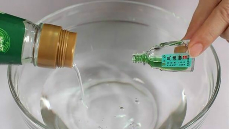 Cách đuổi ruồi bằng dầu gió đơn giản, hiệu quả ngay tại nhà 5 cach-duoi-ruoi-bang-dau-gio-01