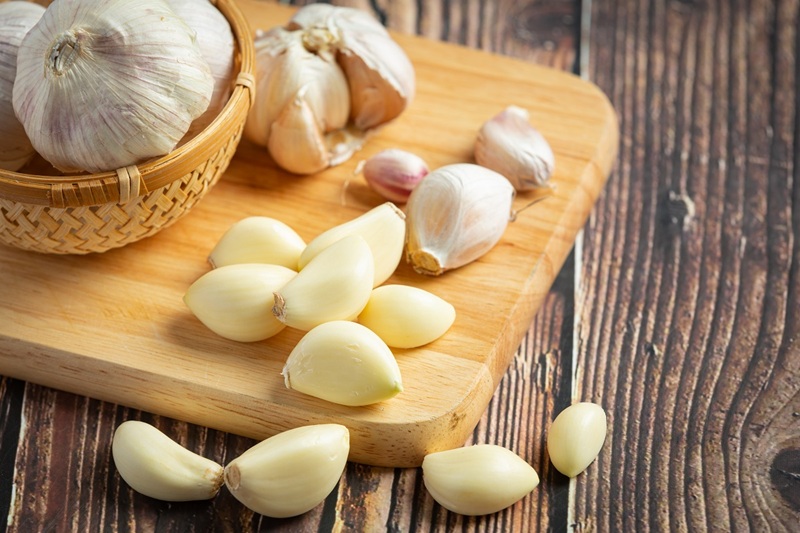 Cách đuổi ruồi bằng tỏi đơn giản, hiệu quả bất ngờ tại nhà 2 Dùng tỏi tươi để đuổi ruồi