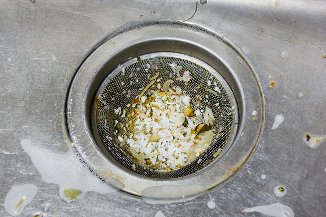 Thức ăn thừa ở giỏ đựng rác cũng là 1 trong những nguyên nhân thu hút ruồi