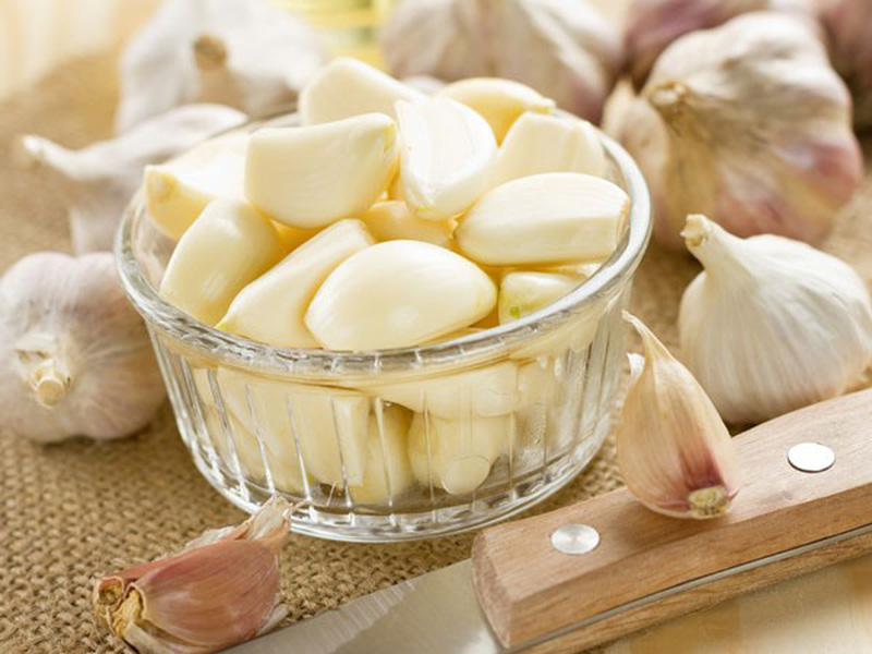 Cách đuổi gián bằng tỏi có hiệu quả không? Hướng dẫn cách làm 2 Sử dụng tép tỏi tươi đuổi gián