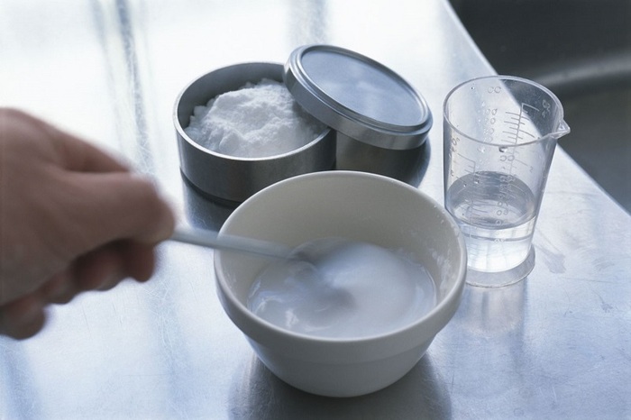 Hoà nước với baking soda để diệt kiến