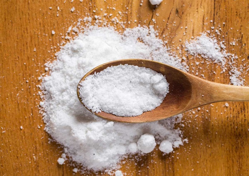 Muối kết hợp với backing soda là phương pháp an toàn, hiệu quả để diệt bọ chét
