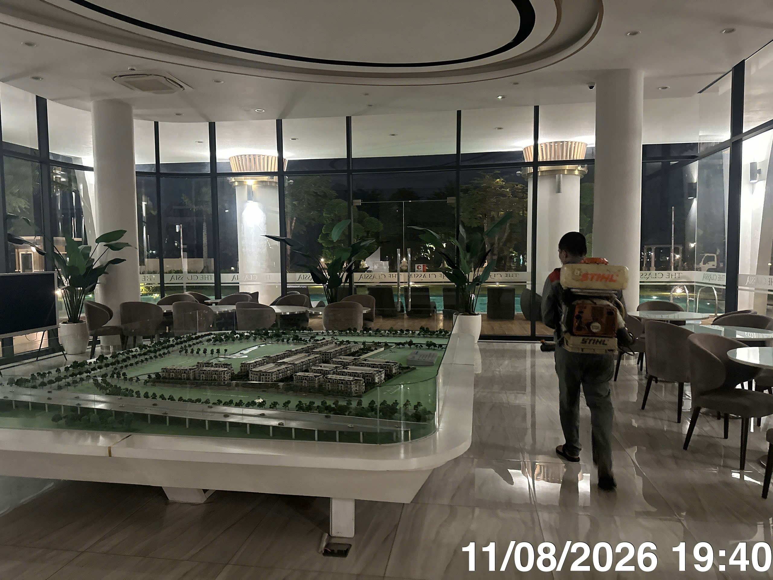 Kỹ thuật viên Pest Kill 247 kiểm tra đường mui mối ăn rỗng chân nẹp sàn gỗ tại Vinhomes Grand Park