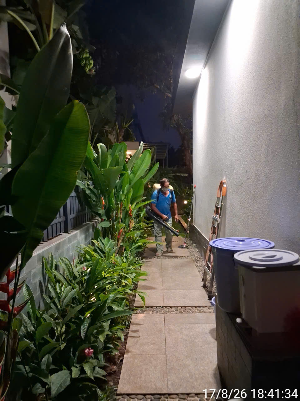 Kỹ thuật viên kiểm tra chi tiết các góc khuất và hệ thống thoát nước ngầm