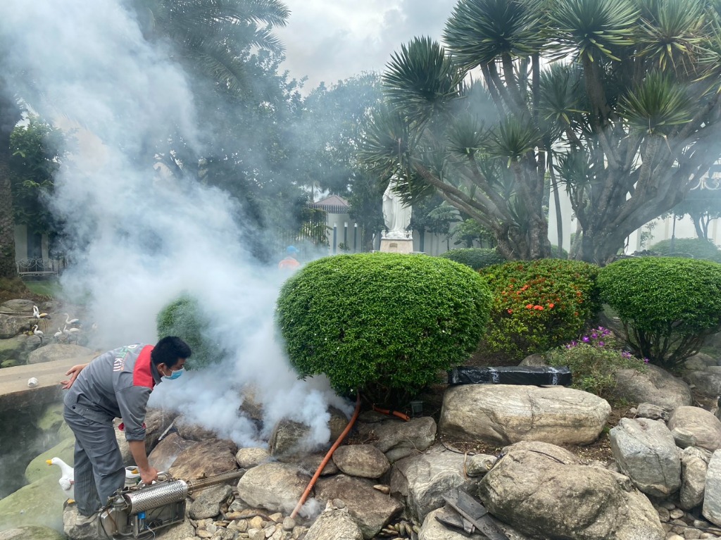 Kỹ thuật viên Pest Kill 247 dùng máy phun mù nhiệt xua đuổi rắn và côn trùng sân vườn biệt thự