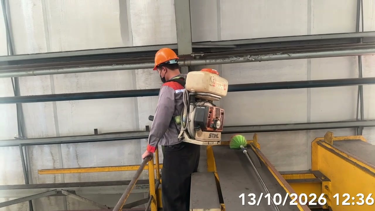 Kỹ thuật viên Pest Kill 247 vận hành máy phun sương áp lực Stihl phun tồn lưu diệt trứng nhện trên dầm cầu trục nhà xưởng
